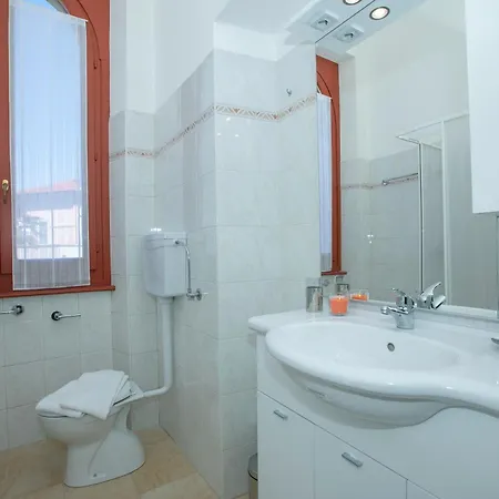 Residenza Gardenia - Lake View Balcony Apartment In Luino Center - Happy Rentals